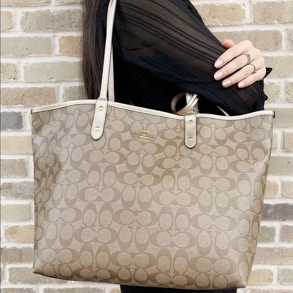 Gaby’sBags👜💕- NWT Coach Reversible Tote &Pouch - Picture 4 of 6